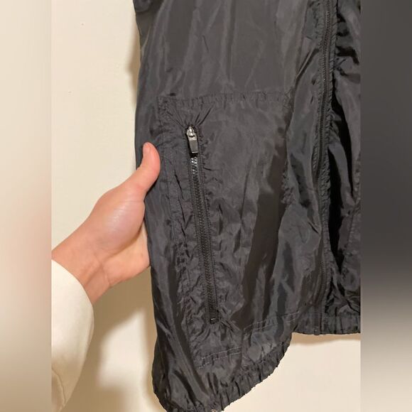 Fabletics Black Ventura Windbreaker Vest Hooded Packable Lightweight Travel - Picture 7 of 9